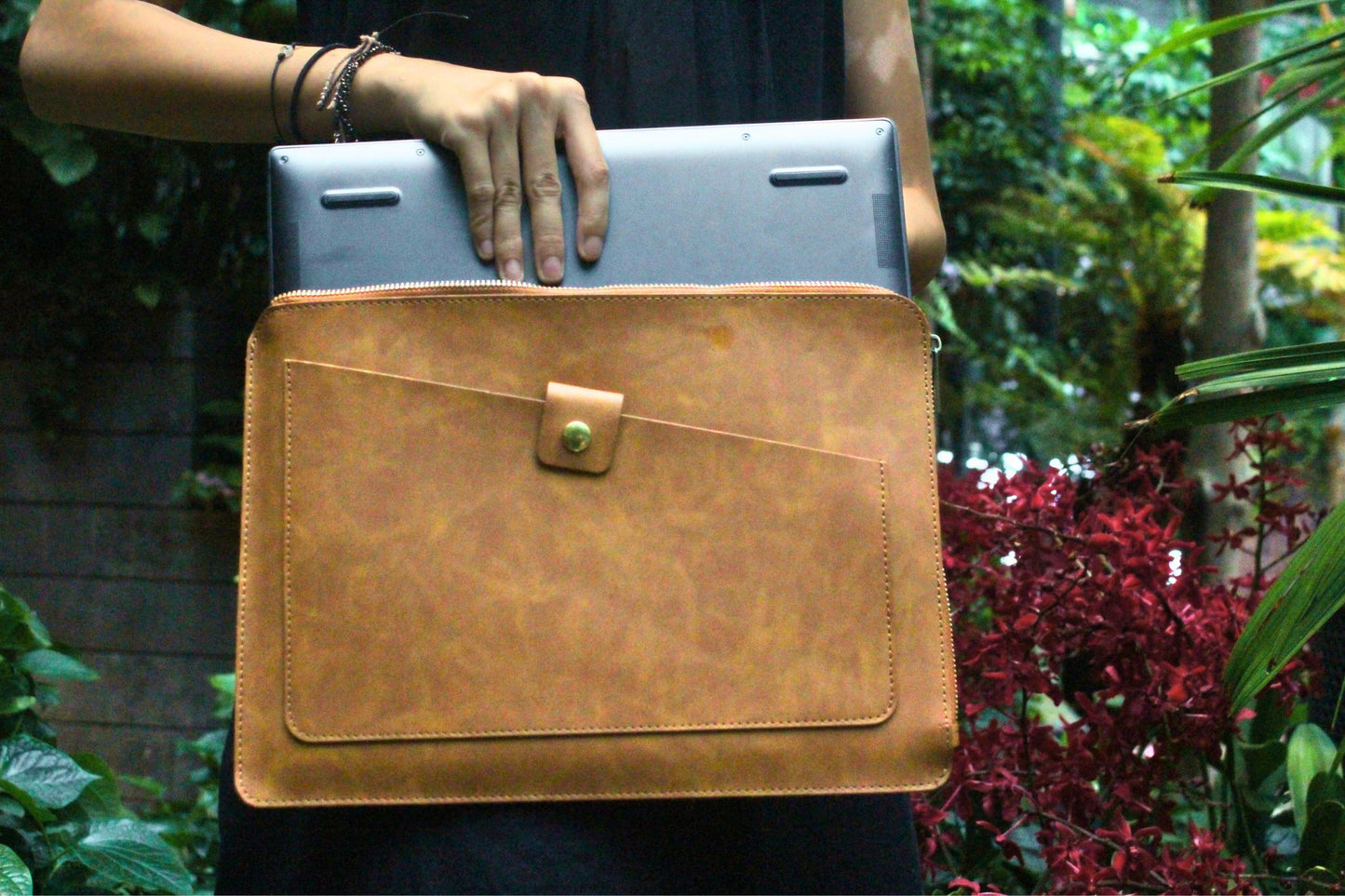 Unisex genuine cowhide leather laptop sleeve / laptop folio