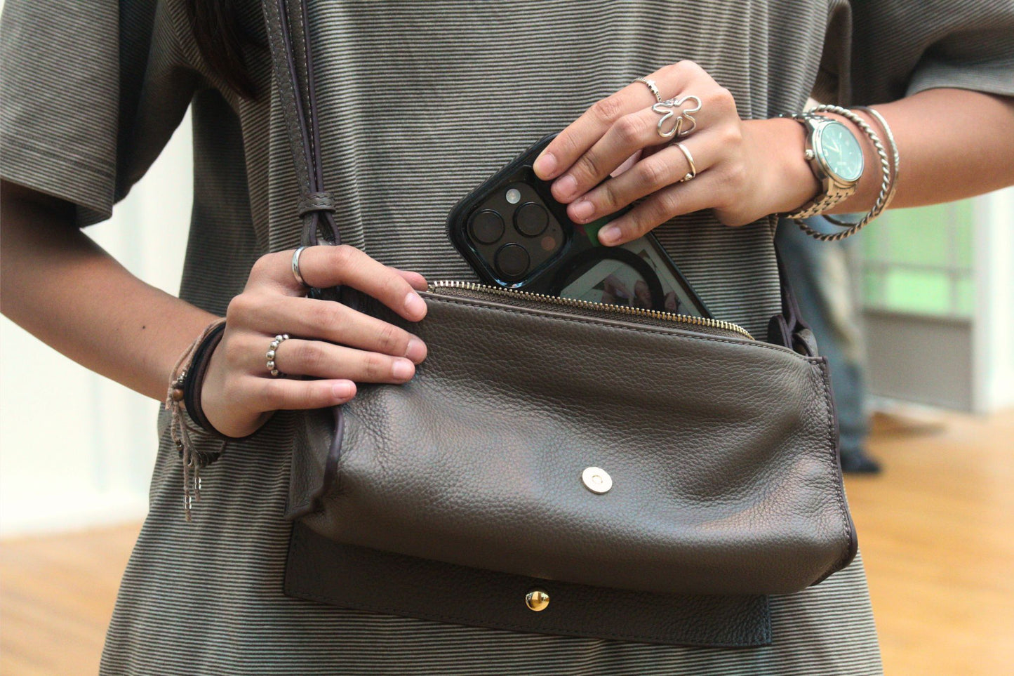 Women's genuine cowhide leather handbag Sternite design