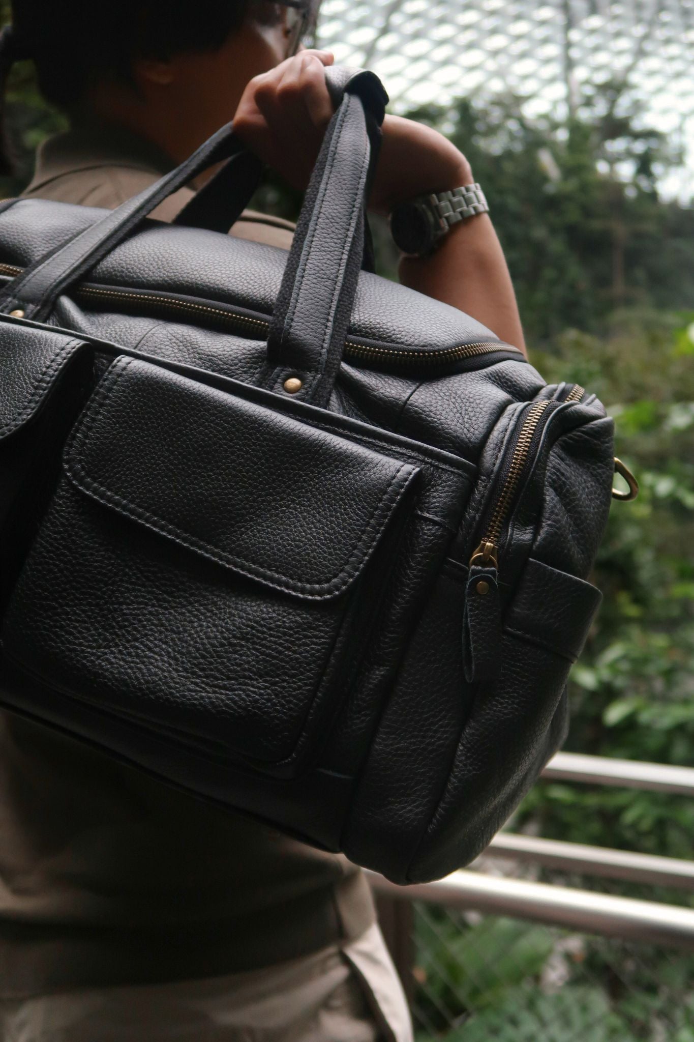 Unisex Women's and Men's genuine cowhide leather duffel travel bag Poches duffel design