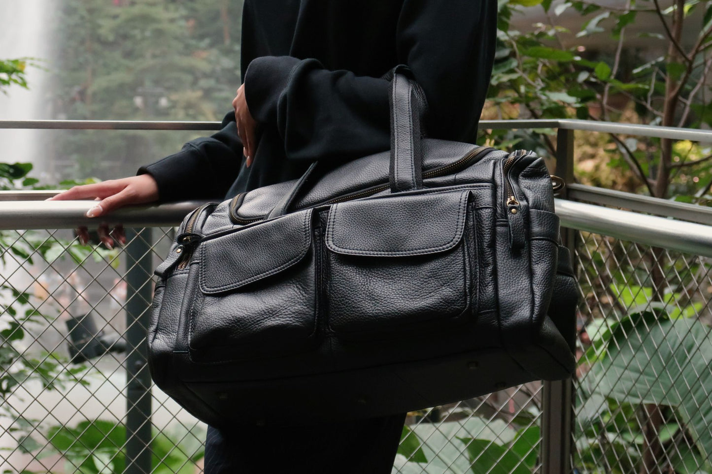 Unisex Women's and Men's genuine cowhide leather duffel travel bag Poches duffel design