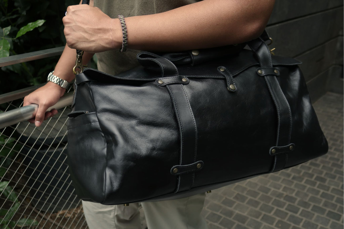 Unisex Women's and Men's genuine cowhide vintage leather duffel travel bag