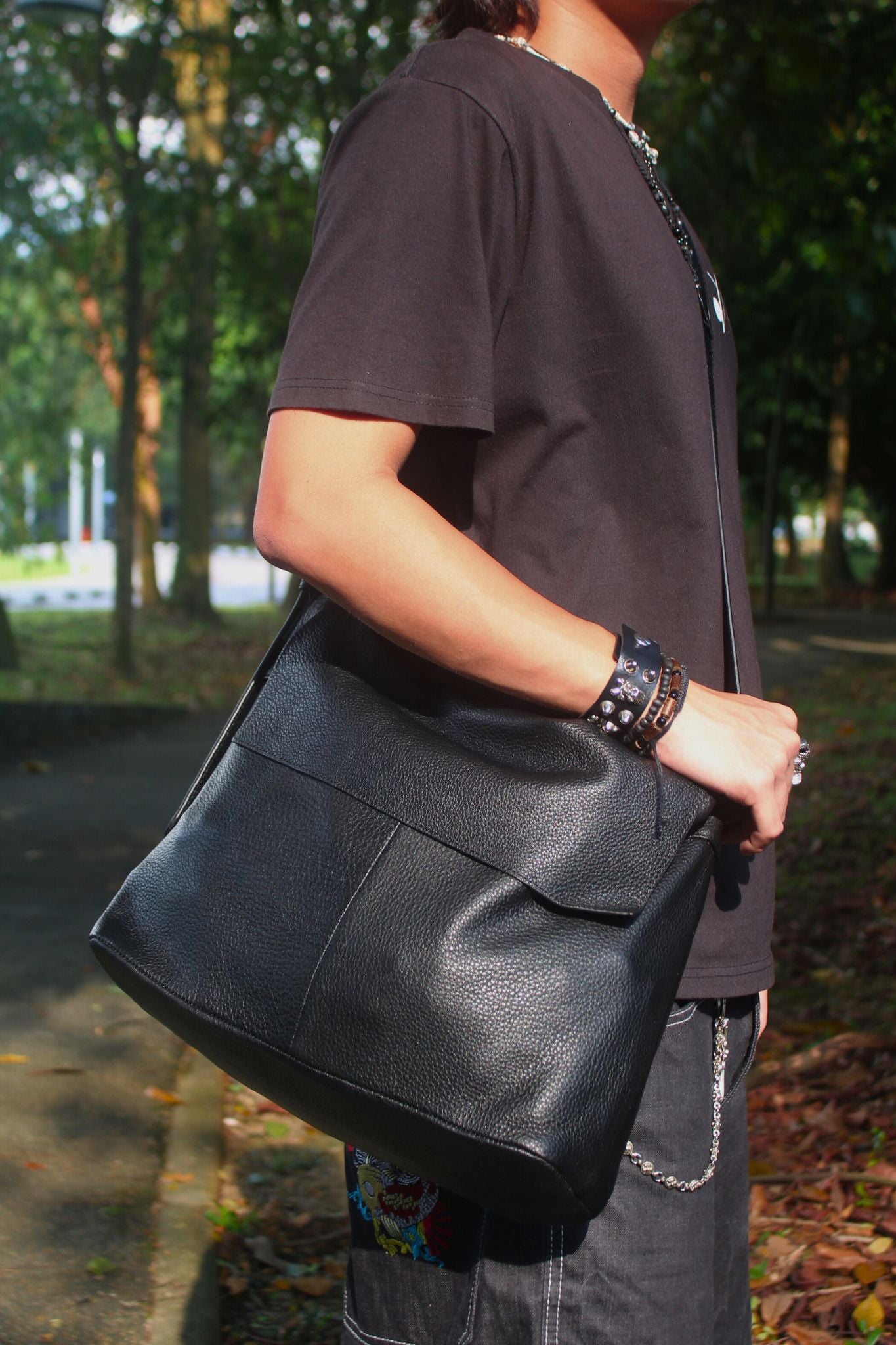 Unisex genuine cowhide leather handbag Messenger V4 sling bag
