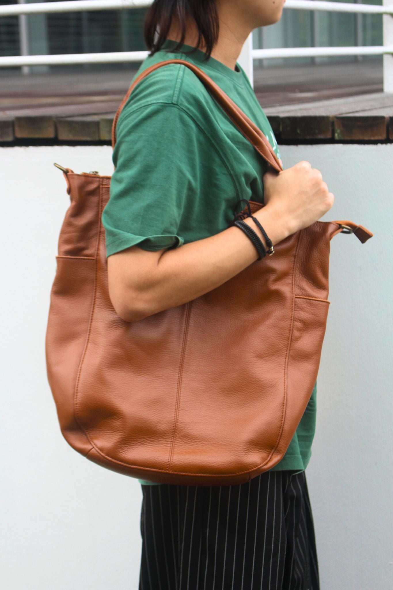 Unisex Men's and Women's genuine cowhide leather handbag Cara V2 design