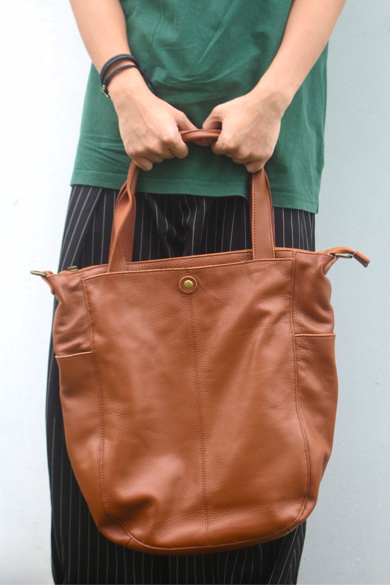 Unisex Men's and Women's genuine cowhide leather handbag Cara V2 design