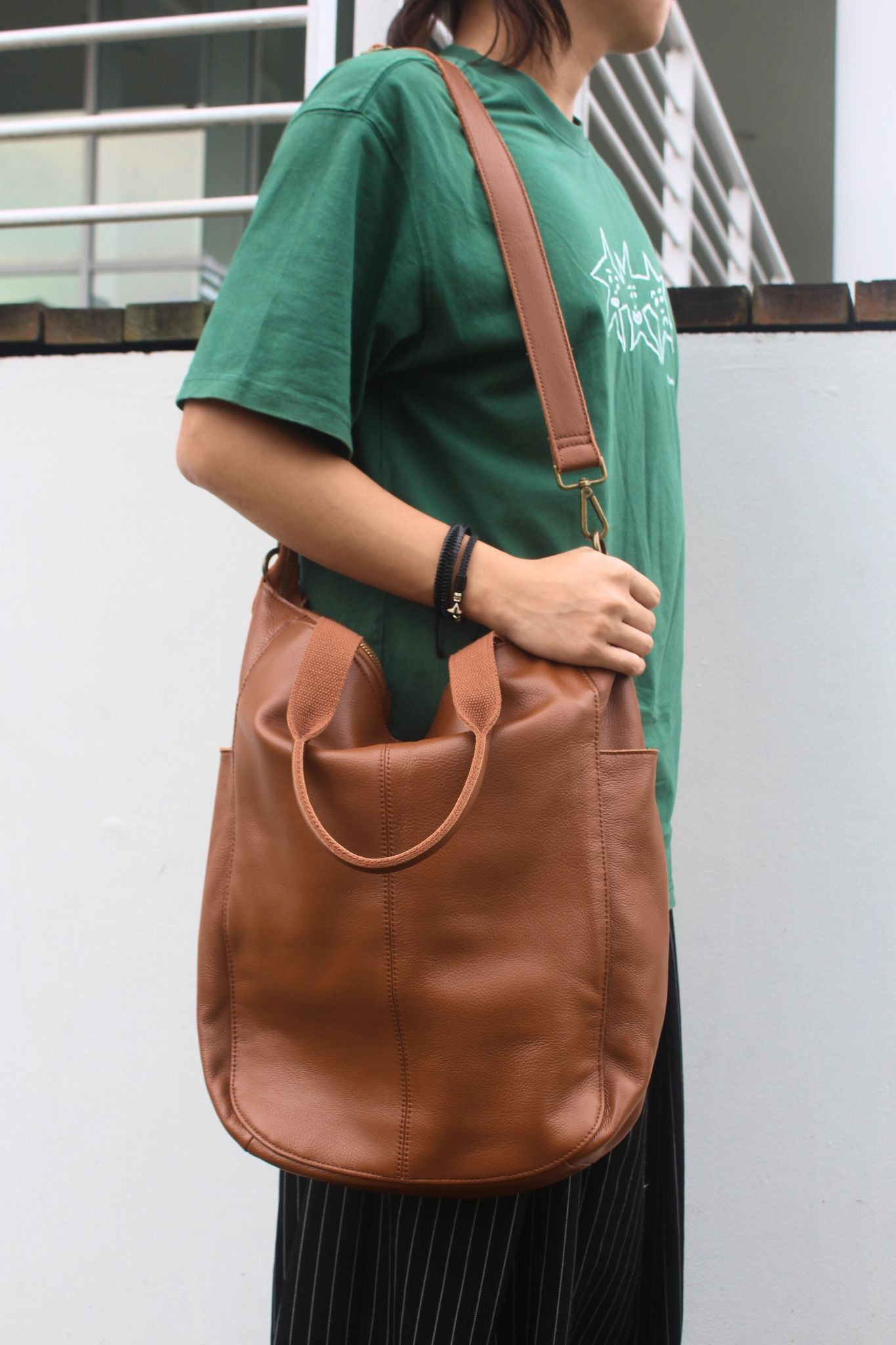 Unisex Men's and Women's genuine cowhide leather handbag Cara V2 design