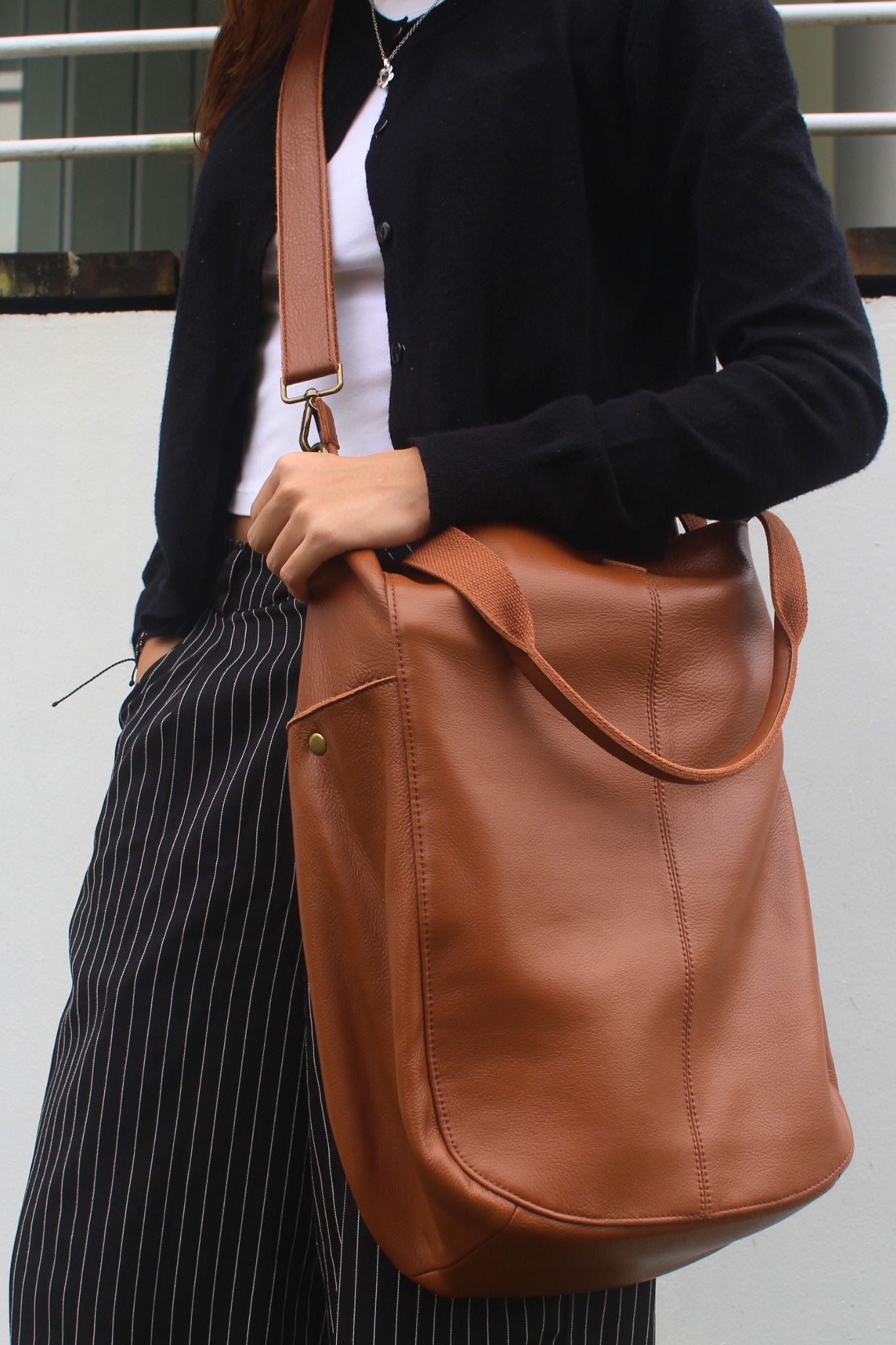 Unisex Men's and Women's genuine cowhide leather handbag Cara V2 design