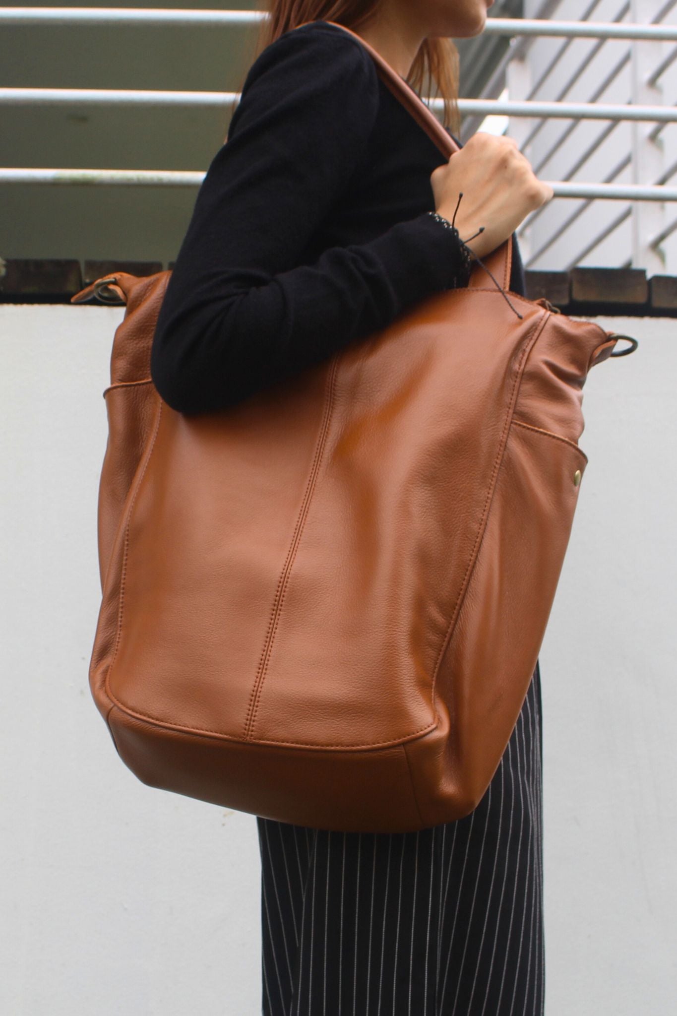 Unisex Men's and Women's genuine cowhide leather handbag Cara V2 design