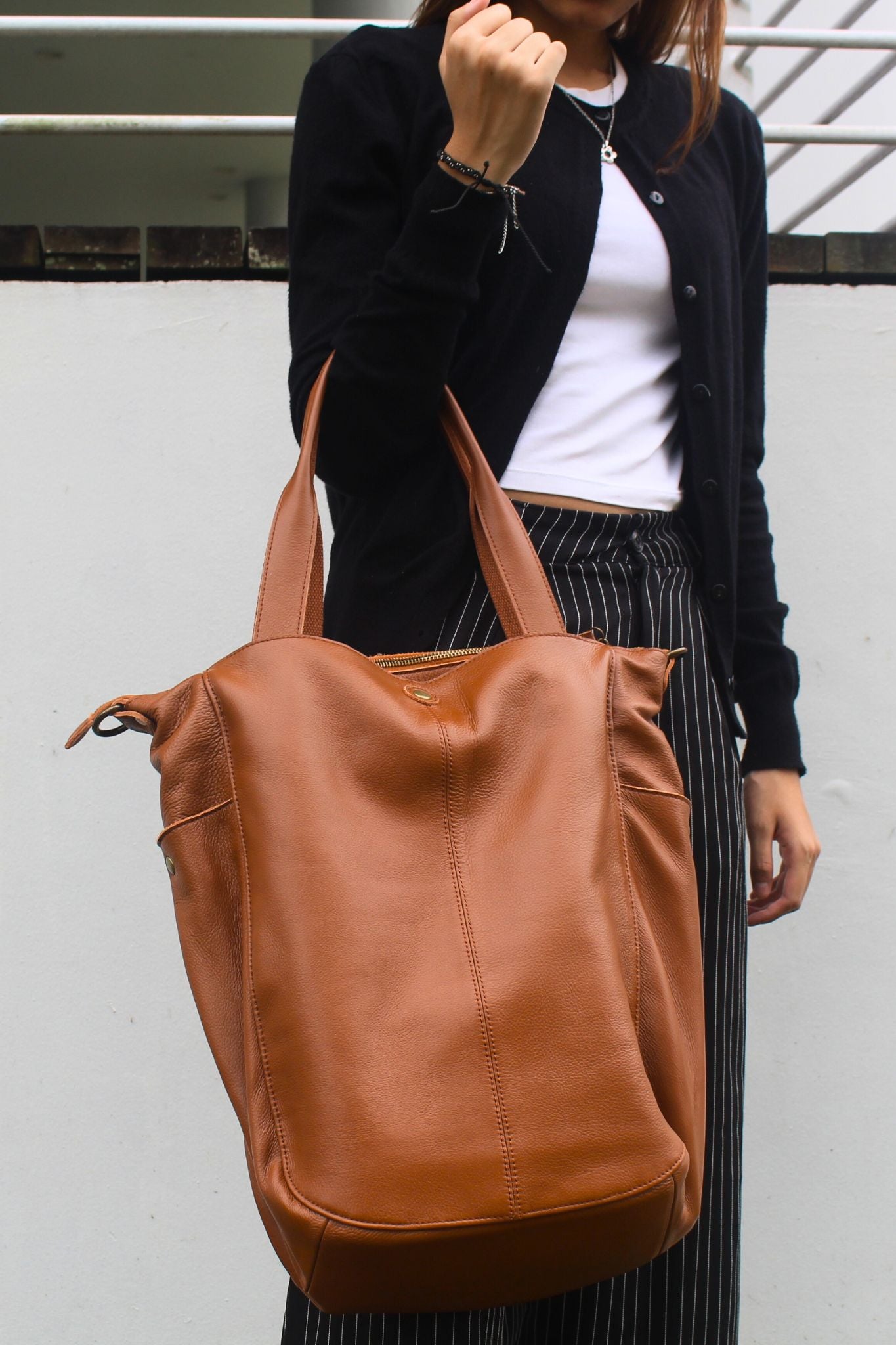 Unisex Men's and Women's genuine cowhide leather handbag Cara V2 design