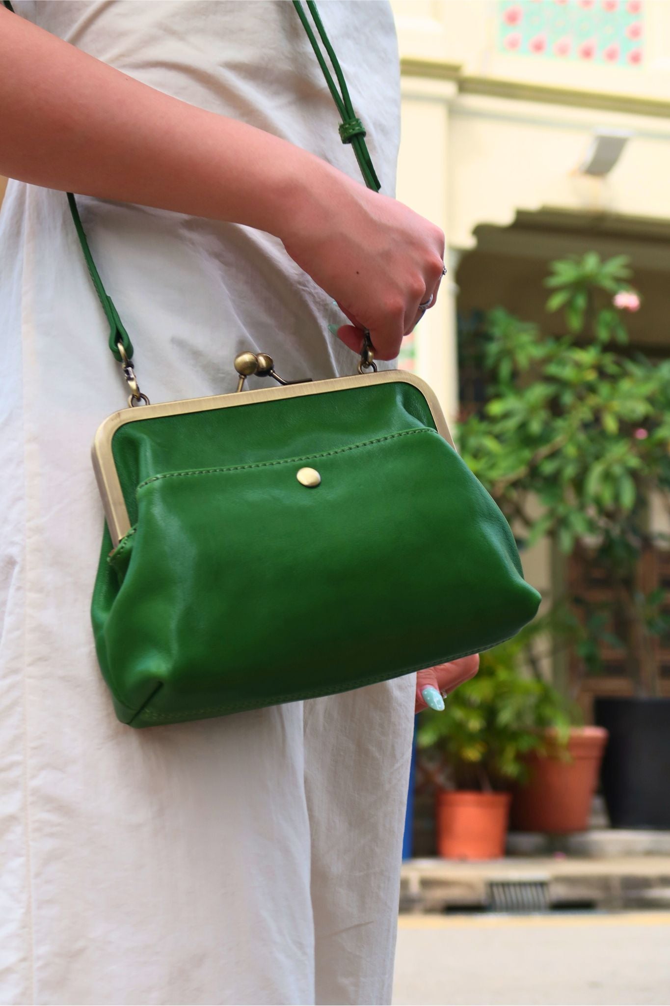 Women's genuine cowhide leather kiss lock vintage clutch handbag
