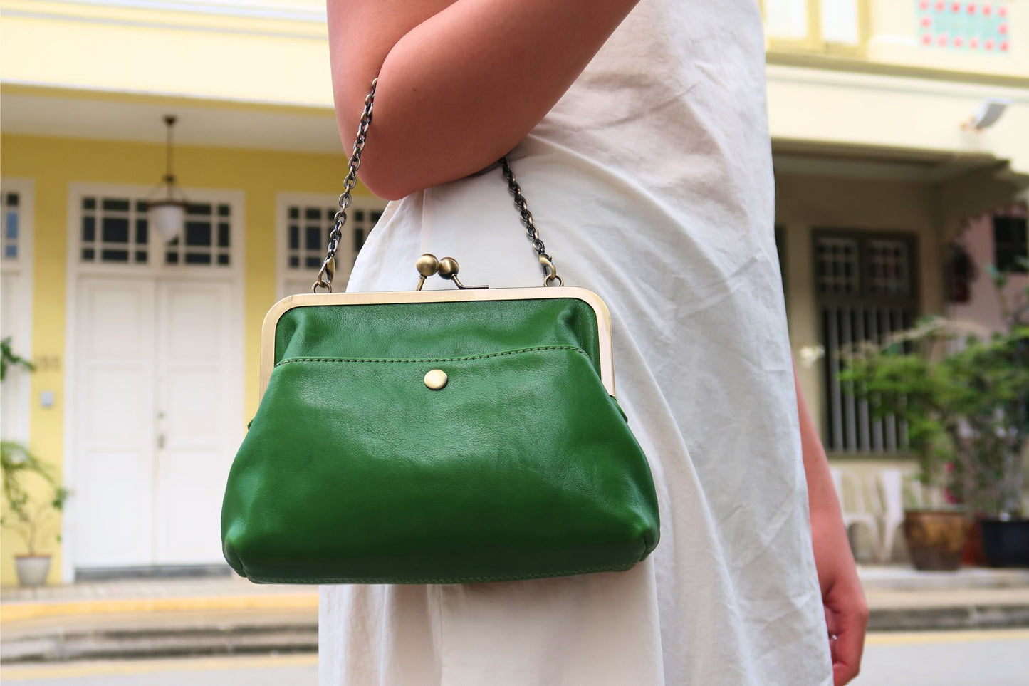 Women's genuine cowhide leather kiss lock vintage clutch handbag