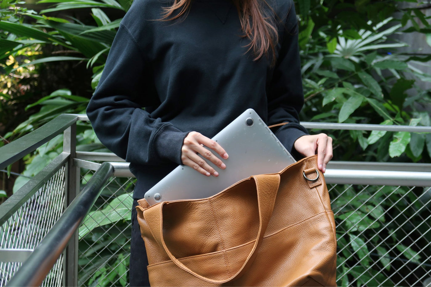 Women's genuine cowhide leather handbag Poches V2 design