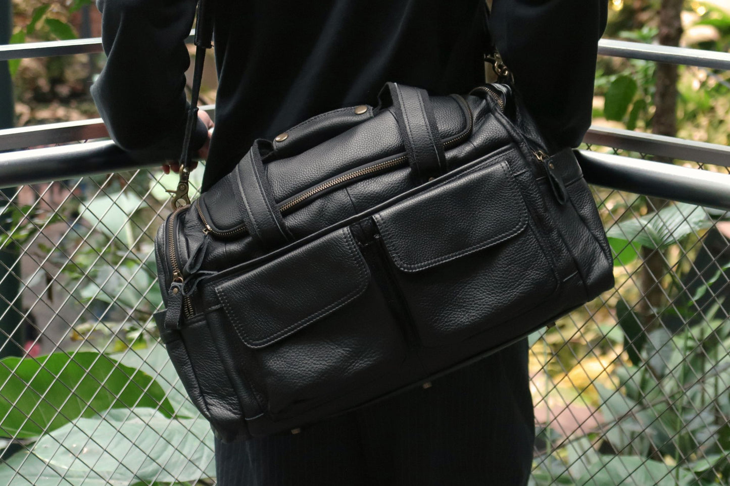 Unisex Women's and Men's genuine cowhide leather duffel travel bag Poches duffel design