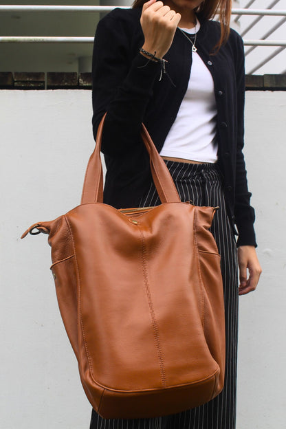 Unisex Men's and Women's genuine cowhide leather handbag Cara V2 design